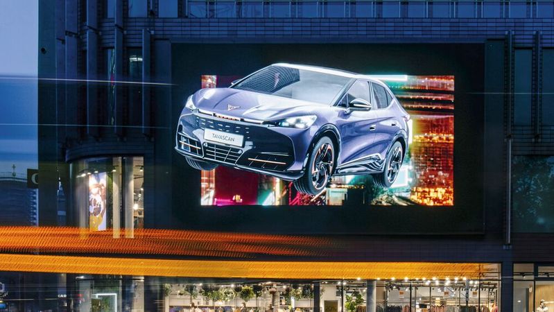 Werbe-Installation in 3D am Berliner Ku’damm: Cupra macht derzeit große Absatzsprünge und zieht die Seat S.A. in die schwarzen Zahlen.(Bild:  Johannes Berger/Seat)