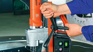 Ein für die präzise Arbeit nötiges hohes Drehmoment für sämtliche Kern- und Spiralbohrungen liefern die Fein-Hochleistungsmotor, die etwa in den Magnet-Kernbohrmaschinen der Baureihe KBE arbeiten. Diese gelten als Einstiegsmodelle im Eco-Preis-Segment und sollen das Magent-Kernbohrsystem-Portfolio von Fein nun stärken. Im Rahmen der AMB tritt Fein in Halle 1 am Stand 1Z207 auf. (Fein)