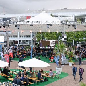 An fast jedem Abend lädt eine Happy Hour mit Musik und Getränken zu einem entspannten Tagesausklang ein.(Bild:  Messe Frankfurt Exhibition GmbH / Jens Liebchen)