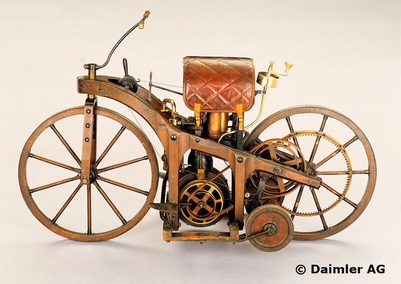 Nach den erfolgreichen Probeläufen des Einzylinder-Motors verwirklichten Gottlieb Daimler und Wilhelm Maybach ihr nächstes Ziel - den Antrieb eines Fahrzeugs mit Verbrennungsmotor. Um den Konstruktionsaufwand gering zu halten, entschieden sie sich für ein Zweirad. Der „Reitwagen“ war das erste Motorrad der Welt: Im November 1885 unternahm Gottlieb Daimlers Sohn Paul die erste Fahrt von Cannstatt nach Untertürkheim, wobei er Geschwindigkeiten bis zu zwölf Stundenkilometern erreichte. (Daimler AG)