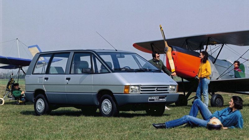 Vor 40 Jahren debütierte der Renault Espace als erster europäischer Familienvan im One-Box-Design. Wegbereitend war unter anderem das Raumkonzept mit seinen sieben Sitzen, von denen fünf einzeln herausnehmbar waren.(Bild:  Renault)