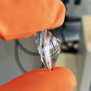 L'une des premières pièces du bioplastique produites sans aucune coloration jaune.(Source :  Lorenz Manker)