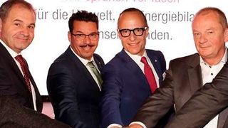 Startsignal: (v. li.) Helmut Ansorge, Geschäftsleitung Automotive, El Mostafa Slimani, künftiger Nachfolger Werkleitung Brake, Dr. Veit Wagner, Rehau Vizepräsident, Klaus Gritsch, Daimler AG. (Rehau)