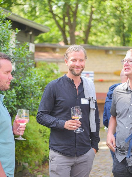 Empfang im Speisekai (v. l.) Marcel Haack und Stephan Teinert (Terracloud) mit Christian Nolte (Elsner Datensysteme) (Bild: Capelletti & Perl)