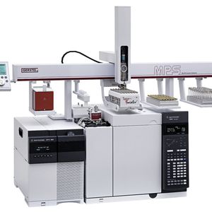 Abb. 2: Verwendetes GC/MS-System (Agilent GC 7890 / MSD 5977) mit Autosampler (Gerstel-MPS). Eine besondere Aufmerksamkeit gilt dem GC-Eingang bestehend aus Kaltaufgabesystem (PTV-Injektor) Gerstel-KAS (nicht sichtbar), dem die Thermaldesorptioneinheit (Gerstel-TDU) aufsitzt. in der die direkte Thermodesorption der leicht- und schwerflüchtigen Inhaltsstoffe von Feststoffen und – dank des Einsatzes von Mikrovials – auch Flüssigkeiten möglich ist