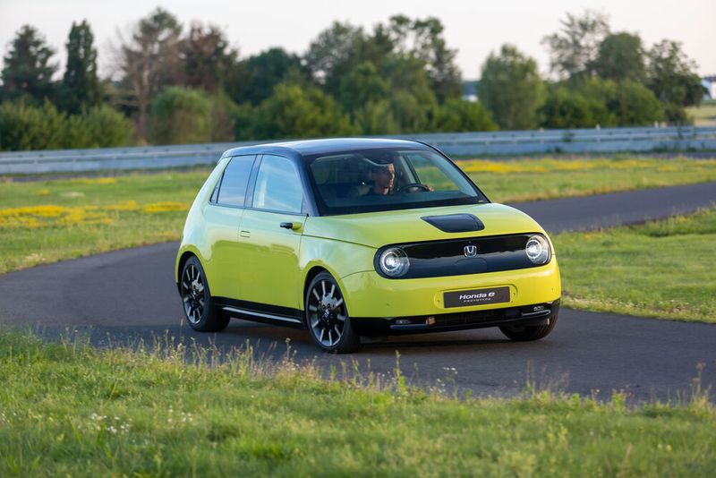 Der Honda „e“ auf der Honda-Teststrecke nahe Hanau. (Honda)