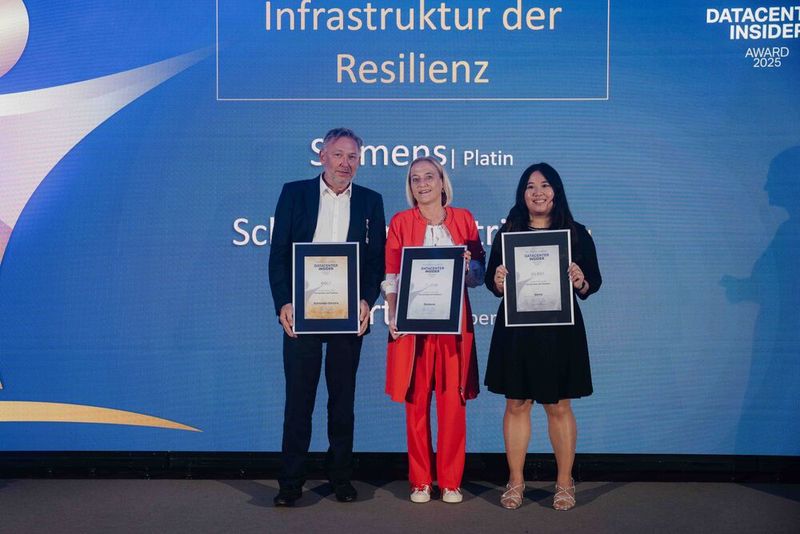 In der Kategorie „Infrastruktur der Resilienz“ verteilten die Leser ihre Gunst auf Vertiv (Silber), Schneider Electric (Gold) und Platin (Siemens). Veronika La (Vertiv), Rainer Weigle (Schneider Electric) und Heike Ludwig (Siemens) nehmen die Preise in Empfang.  (Bild: Manuel Emme Fotografie)