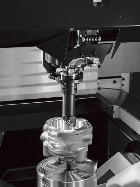 Drehbearbeitung an der Brother Speedio M200Xd1.(Bild:  Newemag und Suvema)