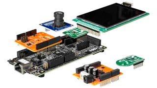 Bild 1:  FRDM-Boards enthalten nur das Wesentliche und überlassen Funktionen wie Displays und E/A standardisierten Erweiterungsboards. (Bild: NXP)