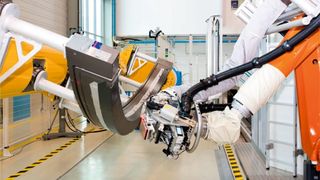 Fabrication robotisée de cadres de porte d'avion en PFRC. (Image : Jean Guilhem)