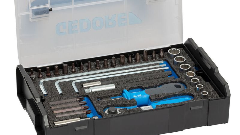 Das Sortiment umfasst eine ¼-Zoll-Bit-Umschaltknarre mit 2-Komponenten-Griff sowie einen Schraubendreher mit Multifunktionsgriff. (Bild: Gedore (Thomas Philippi))