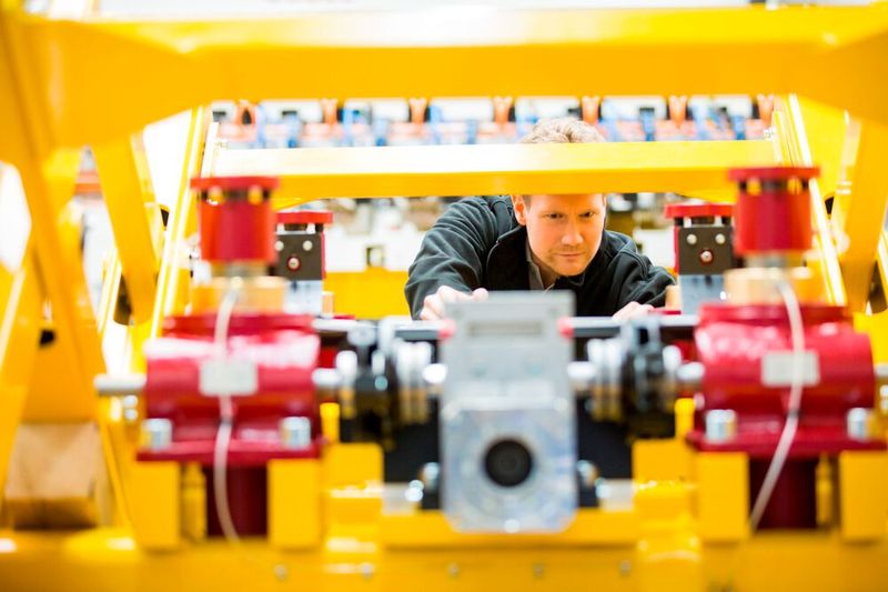 Fokusbereich 3 – Entwicklung von Fertigkeiten: Das Tempo des technologischen Wandels hat für eine Qualifikationslücke gesorgt. Es muss deshalb sichergestellt werden, dass die Arbeitnehmer in der Lage sein werden, sich weiterzubilden, um höherwertige Aufgaben zu erfüllen. Die fortschrittliche Automatisierungstechnologie hängt entscheidend von qualifizierten menschlichen Arbeitskräften ab, die sie bedienen. Es sind zusätzliche Anstrengungen für eine kontinuierliche Kompetenzentwicklung erforderlich – vor allem am Arbeitsplatz.  (Bild: Güdel Group AG)