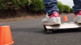 „WalkCar“ ist ein elektrisches Mini-Skateboard, das eine Höchstgeschwindigkeit von bis zu 10 km/h erreicht. (Bild: Cocoa Motors)