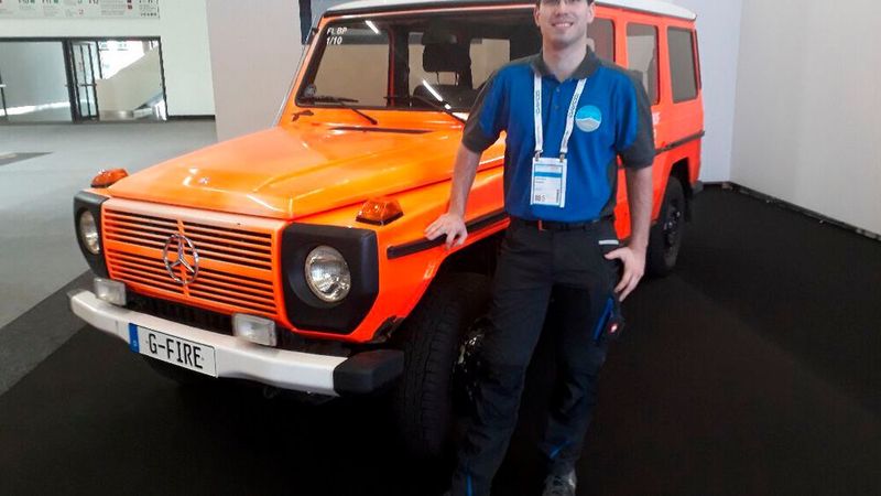 Kfz-Azubi Maximilian Reischl stellt seine 42 Jahre alte G-Klasse aus, die er zusammen mit Sponsoren als rollendes Gesellenstück restauriert. (Bild: Dominsky – »kfz-betrieb«)