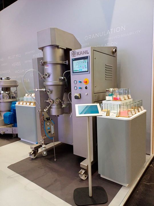 Die LFB Mini L eignet sich für die Trocknung, Agglomeration, Sprühgranulation, Mikroverkapselung oder das Coating von Pulvern, Granulaten oder Pellets. (Bild:  Amandus Kahl)