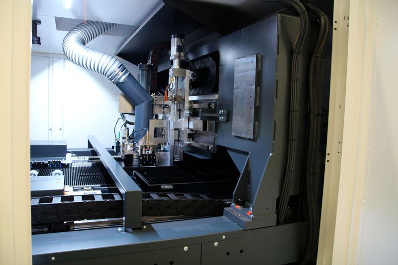 In dieser Anlage bringt der Laser die Molybdän-Grundschicht der Solarmodule genau auf die geforderte Geometrie. (Itasse)
