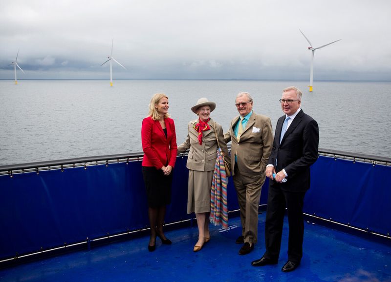 Würdenträger aus Politik und Gesellschaft nahmen an der offiziellen Einweihung des Offshore-Windkraftwerks Anholt in Dänemark am 4. September 2013 teil (von links nach rechts): dänische Premierministerin Helle Thorning-Schmidt, Majestät, Königin Margrethe II von Dänemark, ihre Königliche Hoheit Prinz Henrik, Prinzgemahl von Dänemark sowie Fritz Schur, Vorstandsvorsitzender von DONG Energy. Das Anholt-Projekt besteht aus 111 Siemens-Windturbinen mit einer Leistung von jeweils 3,6 MW und einem Rotordurchmesser von 120 m. (Bild: Soren Kjeldgaard / Siemens AG)