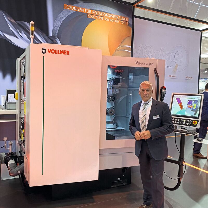 Andreas Weidenauer with one of the new V-Grind models at Grinding Hub 2022