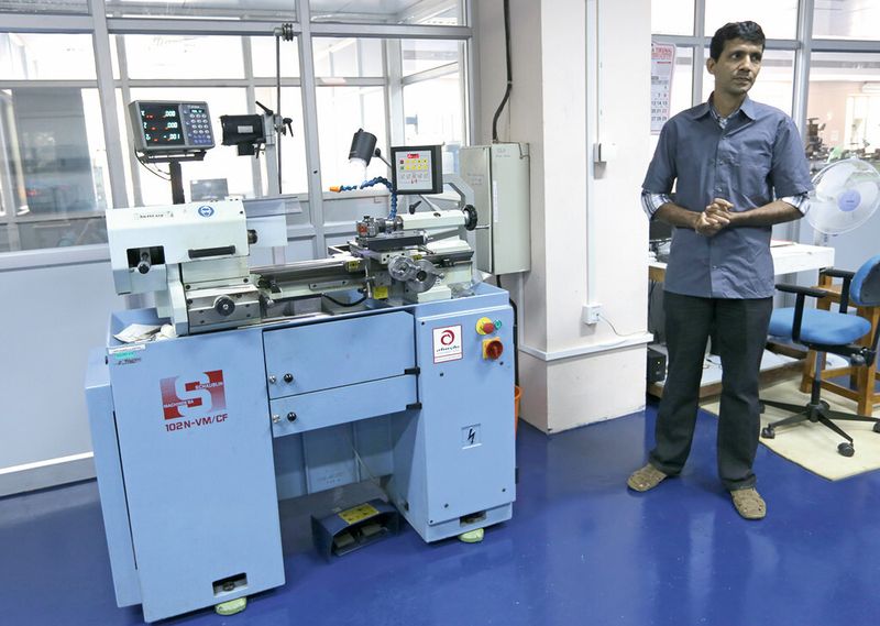 Einzelteile werden auf der konventionellen Hochpräzisionsdrehmaschine Schaublin 102N-VM/CF gefertigt. (Anne Richter, SMM)