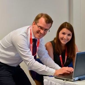 Marc Nikutowski von der NCAB Group geht noch einmal seine Präsentation durch. Am Regiepult: Michaela Landwehr vom Vogel-Eventteam.(Bild:  Johannes Untch/Vogel Business Media)