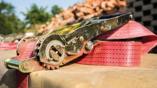 Bei Schäden an Maschinen ist grundsätzlich der Absender verantwortlich, wenn der Verladende der Ladungssicherung nur unzureichend nachgekommen ist. (© animaflora - stock.adobe.com)