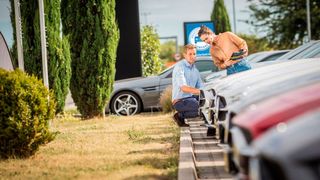 Seit August gelten im Gebrauchtwagenverkauf neue Regelungen, auf die die Kfz-Betriebe Kunden mit geänderten AGB informieren müssen. Neue Muster-AGB des ZDK liegen inzwischen vor. (Bild: ProMotor)