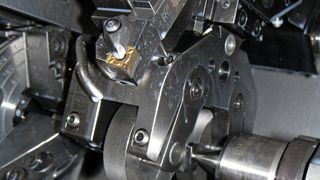 Das tangential arbeitende Seitenrollwerkzeug B15 K von Wagner sorgt für eine prozesssichere Rändelung auf einem exzentrischen Drehteil aus hochfestem Edelstahl.  (Bild: Wagner)