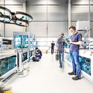 Cyber-physische Systeme und die intelligente Vernetzung der Fertigungsanlagen und Logistiksysteme bilden die Grundlage der Smart Factory, die sich im Idealfall ohne menschliches Eingreifen autonom organisiert. Das beunruhigt zwar viele, hat aber eher seine Vorteile, sagen die Experten.