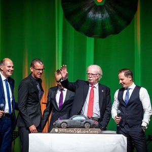 Die Stabübergabe erfolgte offiziell im Rahmen einer Feier zum 90-jährigen Bestehen der Autohausgruppe Seitz. Doch bereits seit zwei Jahren läuft die professionell begleitete Einarbeitung des Nachfolgers.(Bild:  Seitz-Gruppe)