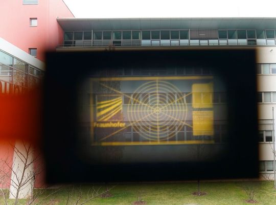 Forscher des Fraunhofer-Instituts für Photonische Mikrosysteme (IPMS) haben bereits OLED-Mirodisplays mit 20 Prozent Transparenz geschaffen. Die Transparenz konnte jetzt mehr als verdoppelt werden. Lesen Sie hier, wie das klappte und was man damit erreichen kann ...(Bild:  Fraunhofer-IPMS)