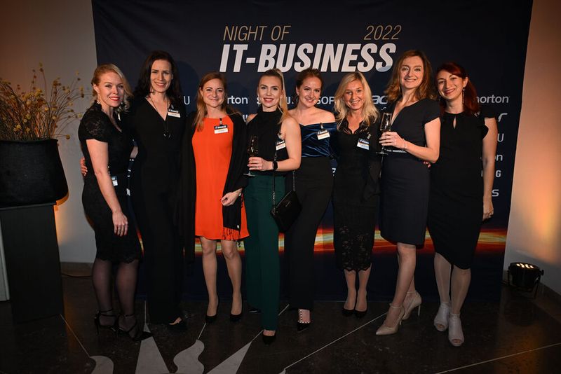 Das Team von der Vogel IT-Akademie mit Julia Molzen ( in rot, QNAP). (Bild: Hannes Magerstädt)