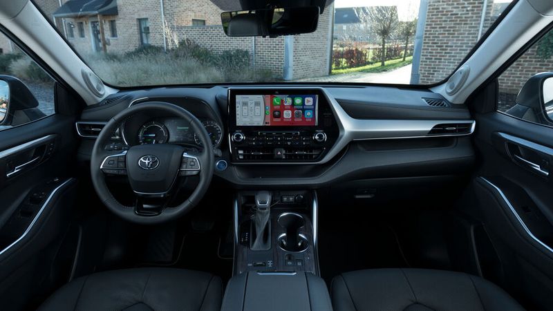 Der Innenraum des Siebensitzers wirkt sehr hochwertig. (Bild: Toyota)