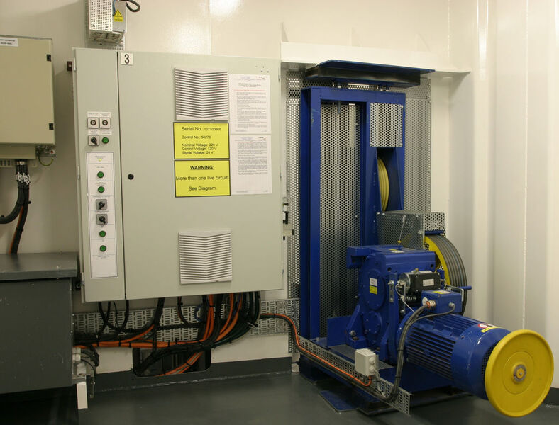Die gesamte Aufzugstechnik ist äußerst kompakt ausgeführt und besteht aus Motor sowie angeschlossene Steuerung (Archiv: Vogel Business Media)