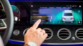 Fahrerassistenzsysteme werden zunehmend Pflicht in Fahrzeugen. Doch ob sie sicher funktionieren, wird bislang nicht kontrolliert. Der ZDK bewertet das kritisch. (Bild: ProMotor)