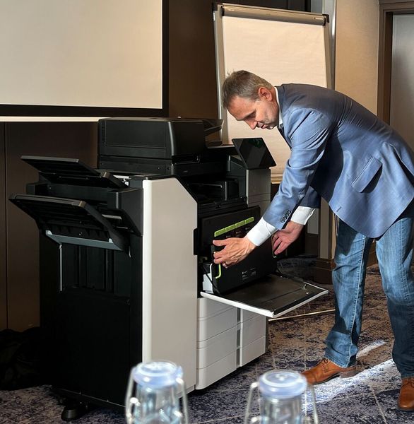 Der magnetisch befestigte Resttonerbehälter ist mit einem Handgriff ausgetauscht. (Bild: Vogel IT-Medien)