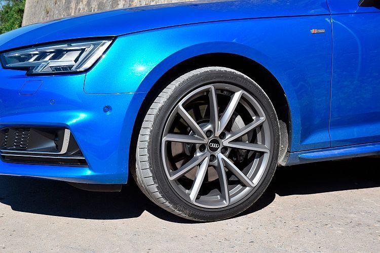 Schöner Auftrag: Hankook liefert die Erstbereifung, den S1 Evo 2 in der feisten Größe 245/35 ZR 19. (Rosenow)