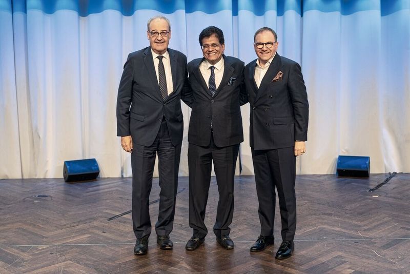 La Suisse et l'Inde réunies sur la scène de la 18e journée de l'industrie Swissmem : Guy Parmelin, Conseiller fédéral et chef du Département fédéral de l’économie de la formation et de la recherche, Piyush Goyal ministre du commerce et de l’industrie indien et Martin Hirzel, Président de Swissmem (g. à dr.) (Source : Swissmem)