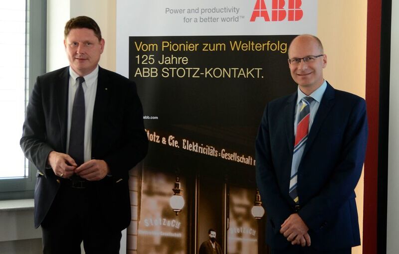 Uwe Laudenklos (links) und Frank Mühlon sind Stolz auf 125 Jahre ABB Stotz-Kontakt. (Stefanie Michel)