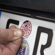 In Süddeutschland sollen weitere Prüfingenieure mit der Vergabe von HU-Plaketten betrogen haben.()