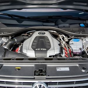Der Antrieb leistet ein 3,0 Liter großer V6-Motor mit rund 300 PS.