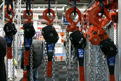 Kettenzüge zeigt Rema Holland auf der Cemat 2011.  (Archiv: Vogel Business Media)