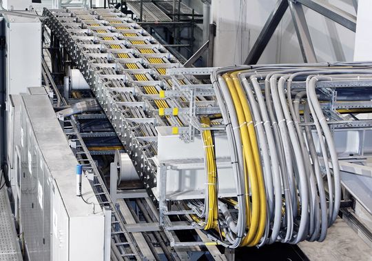 Stahlketten bieten dort eine Lösung, wo Last, Temperatur oder Umgebungseinflüsse Kunststoff- und Hybridketten an ihre Grenzen bringen. A(Bild:  Tsubaki Kabelschlepp)