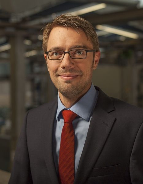 „Der Transfer von der Metallzerspanung zur Zerspanung von Verbünden, CFK oder Sandwiches ist nur mit besonderen Maßnahmen möglich“, sagt Dr.-Ing. Marco Schneider, Abteilungsleiter Leichtbautechnologien am Fraunhofer-IPA. (Bild: Fraunhofer IPA)