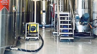 Aufgrund des weiterhin hohen Bedarfs traf der zertifizierte Produzent von Hand- und Flächendesinfektionsmitteln Steinfels Swiss die Entscheidung, den gesamten ATEX-Produktionsbereich im Werk in Winterthur, welcher bereits in die Jahre gekommen war, zu erneuern und die Produktionsleistung auszubauen. (Steinfels Swiss)