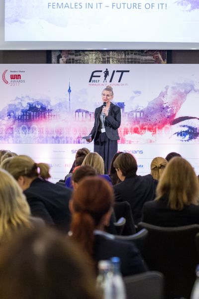 Moderatorin Stefani Josephs eröffnet den ersten FIT Kongress Females in IT – Future of IT. (Bild: Vogel IT-Akademie)