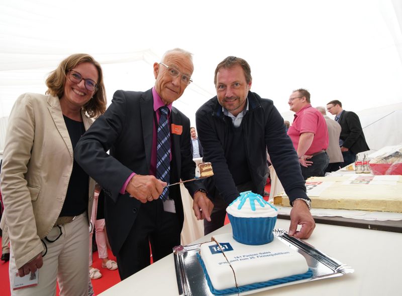 Michael Hahn von 1&1 überreichte Bernd Horstmann und Katrin Bulla eine Geburtstagstorte,... (Eno telecom)