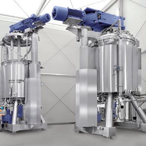 Ekato entwickelte die weltweit größte diskontinuierliche Produktionsanlage für Zahncreme. Die Anlagen haben ein Rekordvolumen von je 10.000 l. Der Rührwerksantrieb sitzt oben auf dem Produktionsmischer. Daher muss er trotz großen Leistungen möglichst kompakt sein.