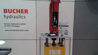 Erfahrungswert: Besucher der Sonderschau „Intelligente Fluid- und Antriebstechnik“ können am Alpha-X-Demonstrator mit einem Joystick die Performance kritischer Betriebspunkten wie Anfahren, langsam Fahren, Positionieren oder Quadrantenwechsel im wahrsten Sinn „erfahren“.   (Bucher)