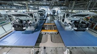 Die Modelle befinden sich auf einzeln steuerbaren Paletten, die aneinandergereit die Fertigung passieren. (Bild: Mazda)