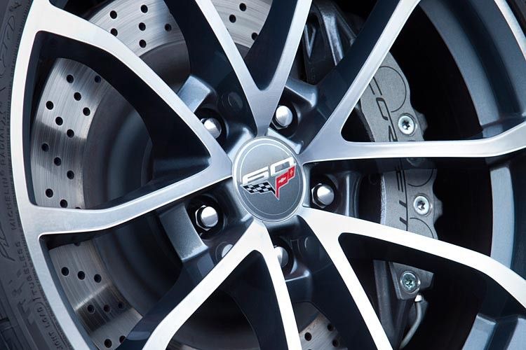 Beim Exterieur an den serienmäßigen 19-Zoll-Aluminium-Cuprädern mit mittigem Verweis auf das Jubiläum ... (Chevrolet)